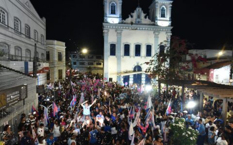 Imagem do post ACM Neto leva multidão às ruas de Santo Amaro e anuncia proposta para enfrentar fila da regulação