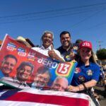 Prefeito do União Brasil surpreende ao aparecer com adesivo de Jerônimo e bandeira petista na Bahia