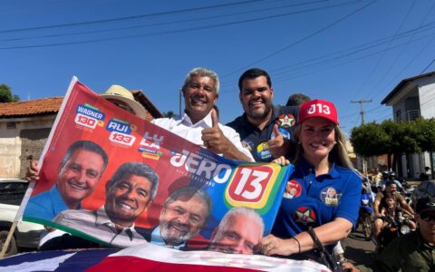 Imagem do post Prefeito do União Brasil surpreende ao aparecer com adesivo de Jerônimo e bandeira petista na Bahia
