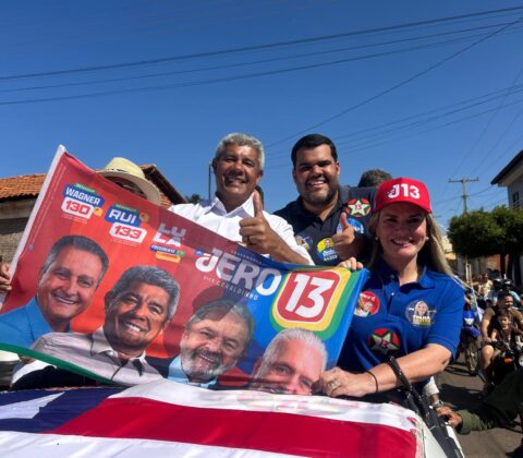 Imagem do post Prefeito do União Brasil surpreende ao aparecer com adesivo de Jerônimo e bandeira petista na Bahia