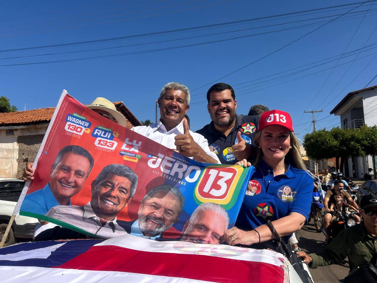 Prefeito do União Brasil surpreende ao aparecer com adesivo de Jerônimo e bandeira petista na Bahia