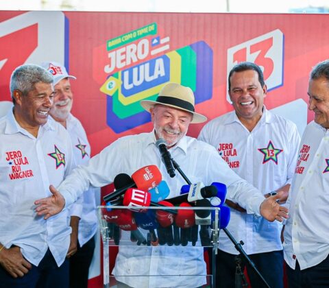Imagem do post Empatado com Flávio Bolsonaro nas pesquisas, Lula pode vir a Salvador e desfilar em reduto bolsonarista