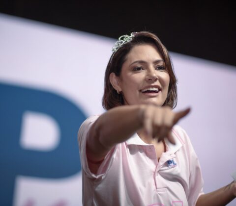 Imagem do post Michelle Bolsonaro aparece na frente em pesquisa para o Senado no DF; veja números