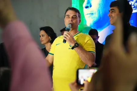 Imagem do post Flávio Bolsonaro contradiz Valdemar e admite que escolha de vice aconteceu “em cima da hora”