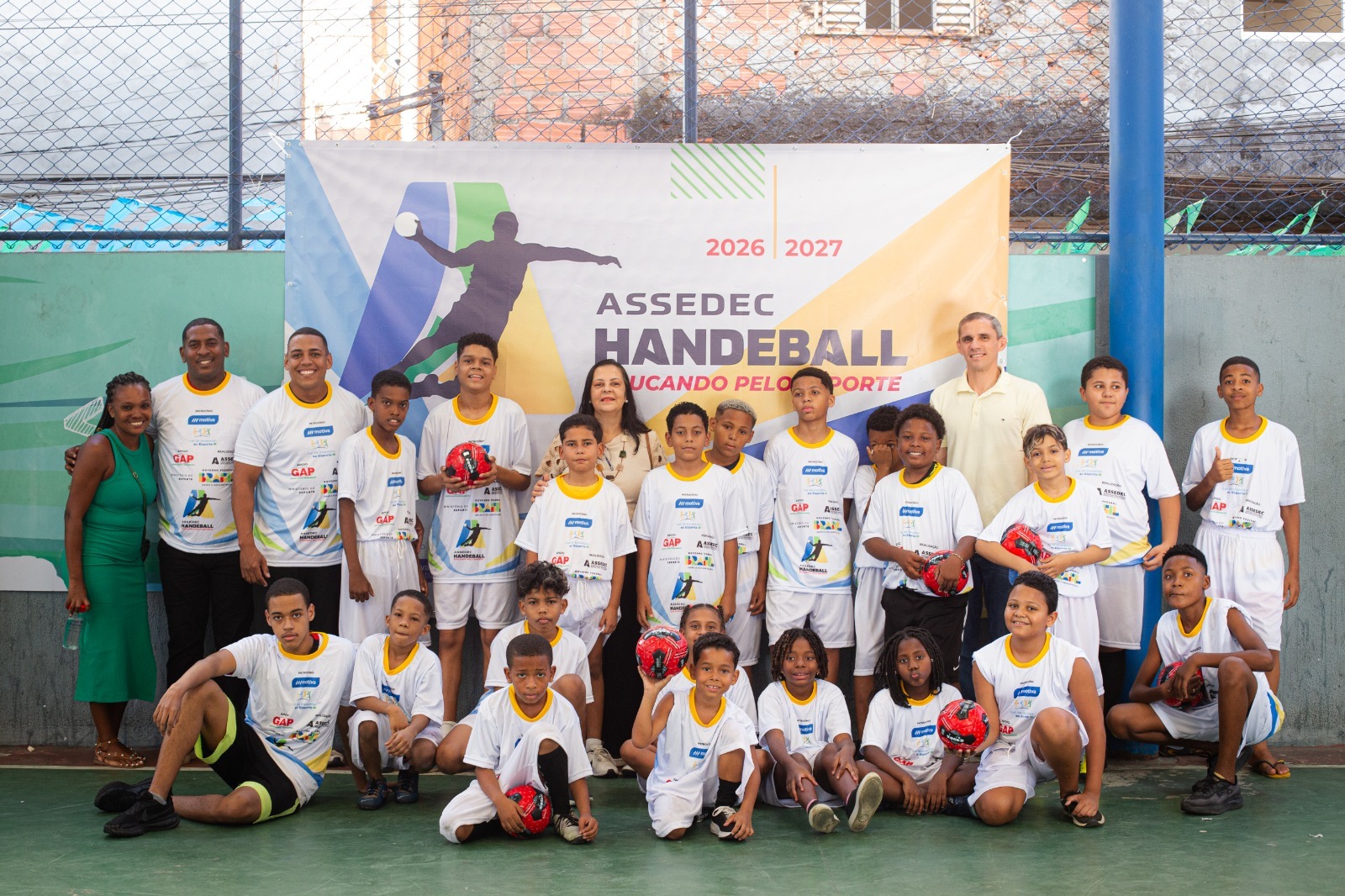 Handebol transforma rotina de 100 jovens em Pernambués com projeto gratuito