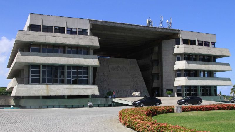 Maioria dos deputados da Bahia tenta reeleição na ALBA; veja quem fica de fora