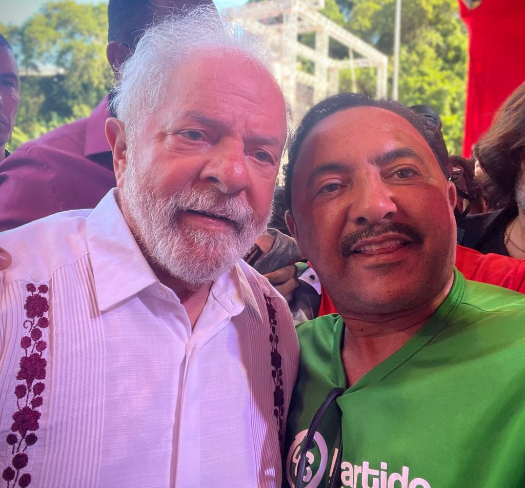Celular proibido em sala de aula: projeto de Roberto Carlos vira lei federal