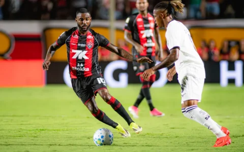 Imagem do post Técnico do Botafogo se revolta com decisão do VAR e chama lance contra o Vitória de “escândalo”