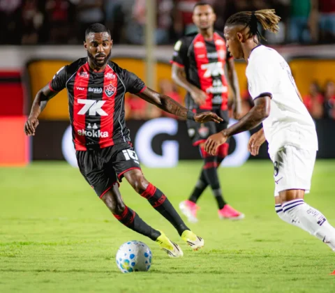Imagem do post Técnico do Botafogo se revolta com decisão do VAR e chama lance contra o Vitória de “escândalo”