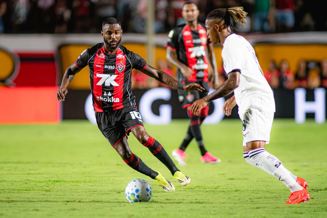 Técnico do Botafogo se revolta com decisão do VAR e chama lance contra o Vitória de “escândalo”