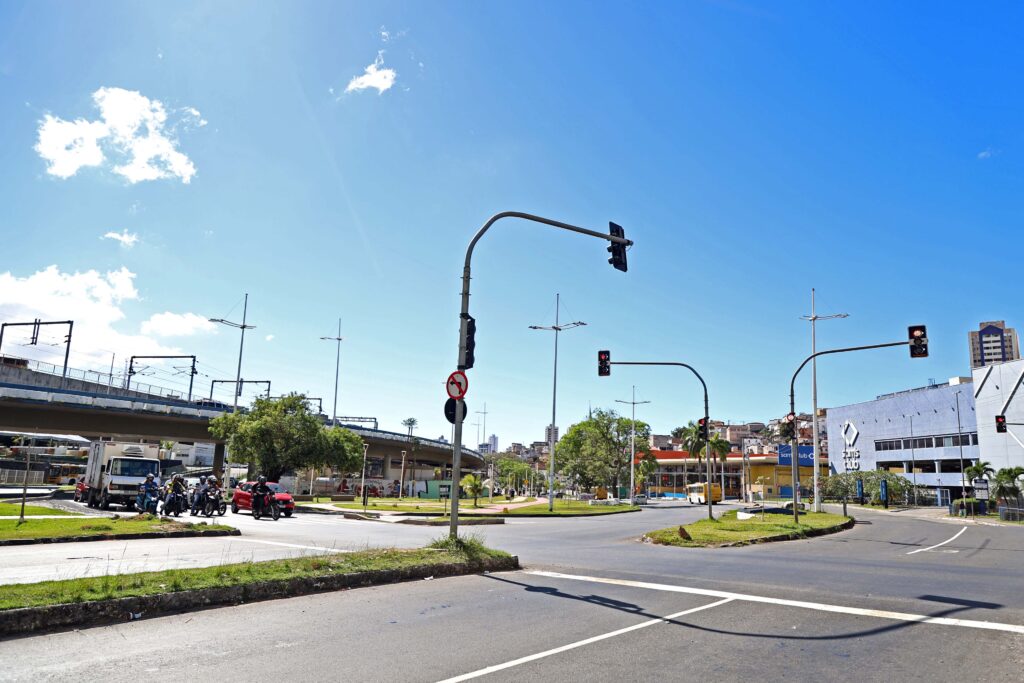 Salvador instala milésimo semáforo inteligente em acesso ao Vale do Ogunjá