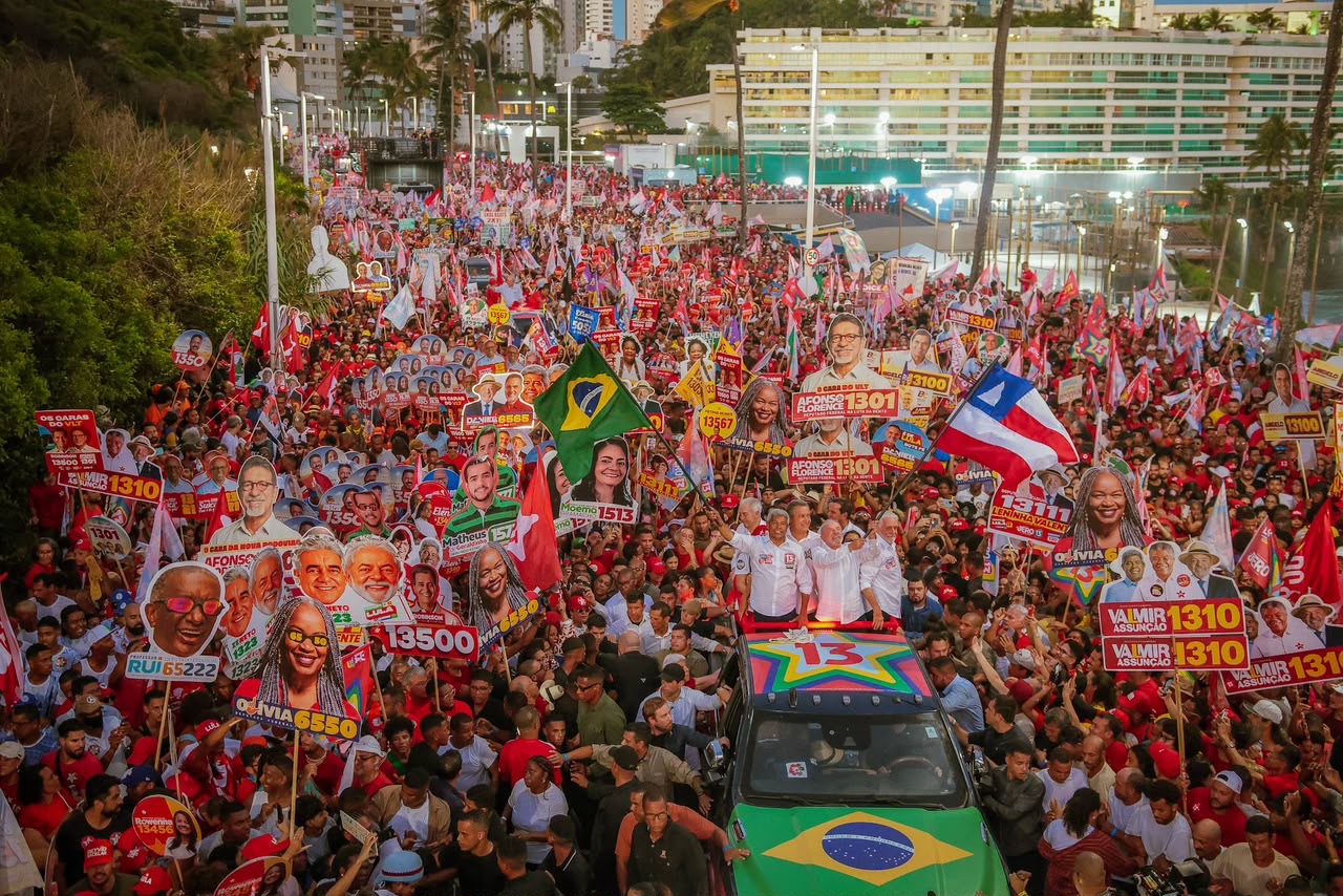 Multidão ocupa ruas de Ondina em caminhada com Lula e Jerônimo em Salvador