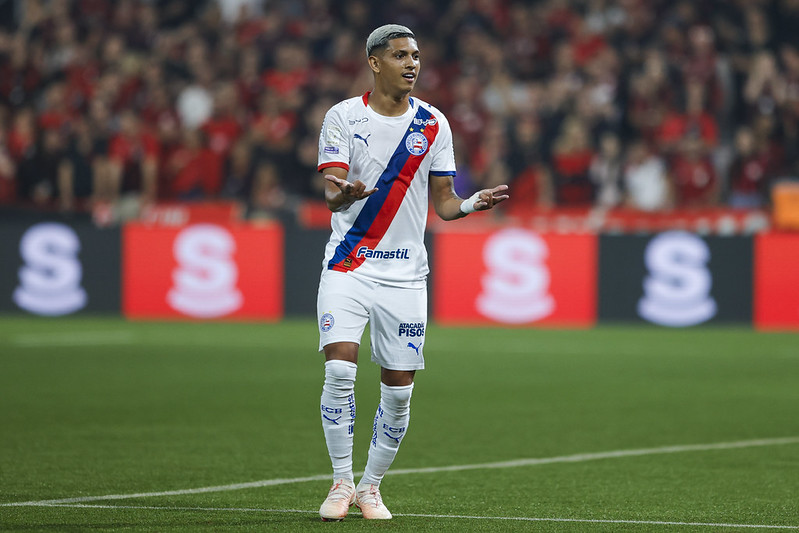 Bahia perde pênalti no fim, cai diante do Athletico-PR e deixa o G4