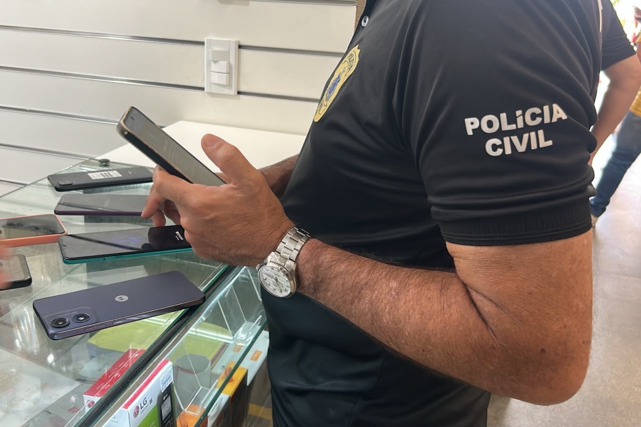 Polícia Civil fiscaliza estabelecimentos de venda e conserto de celulares