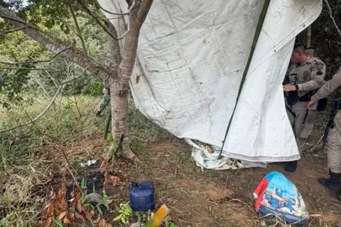Imagem do post Polícia desmonta acampamento clandestino usado por criminosos em Salvador