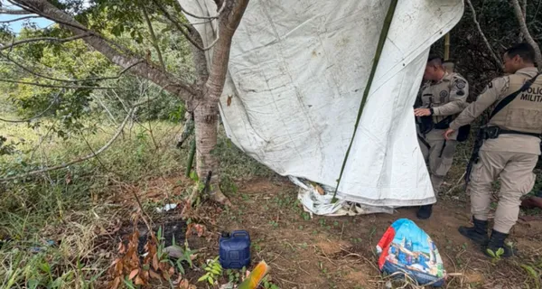Polícia desmonta acampamento clandestino usado por criminosos em Salvador