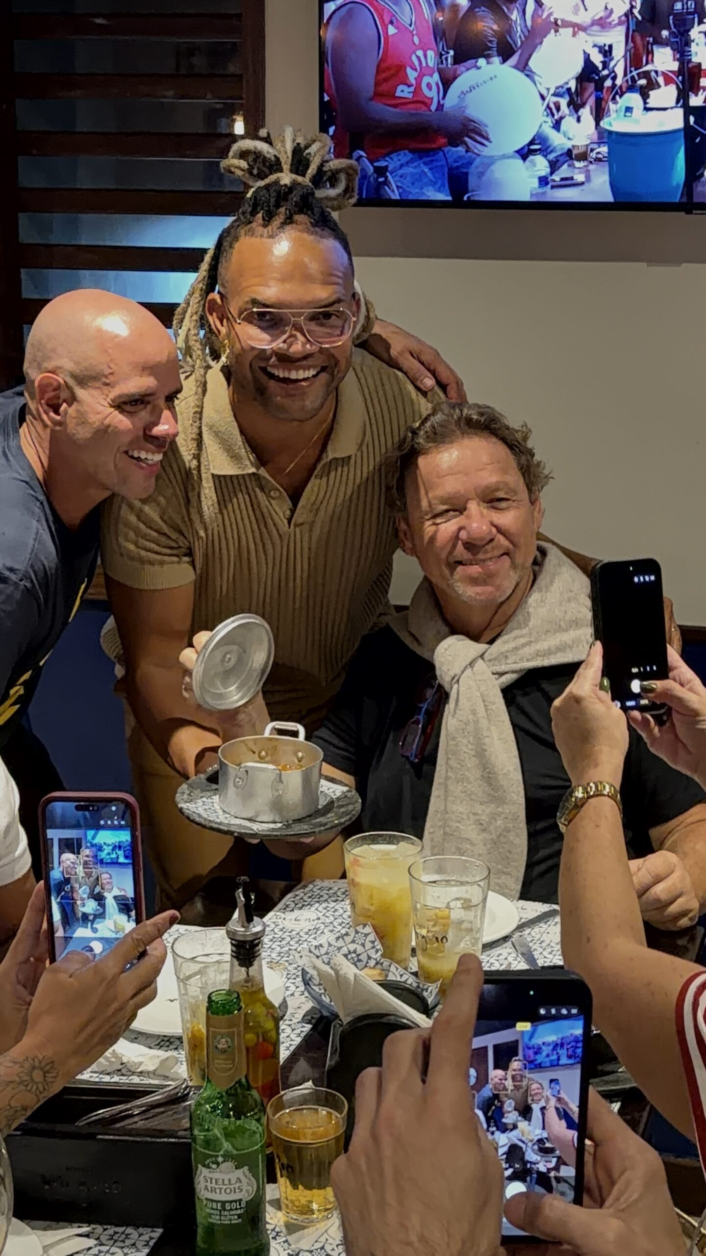 Claude Troisgros prova feijoada de amendoim de Buja Ferreira em Salvador