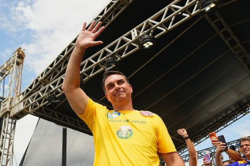 Flávio Bolsonaro participa de motociata e ato político em Vitória da Conquista