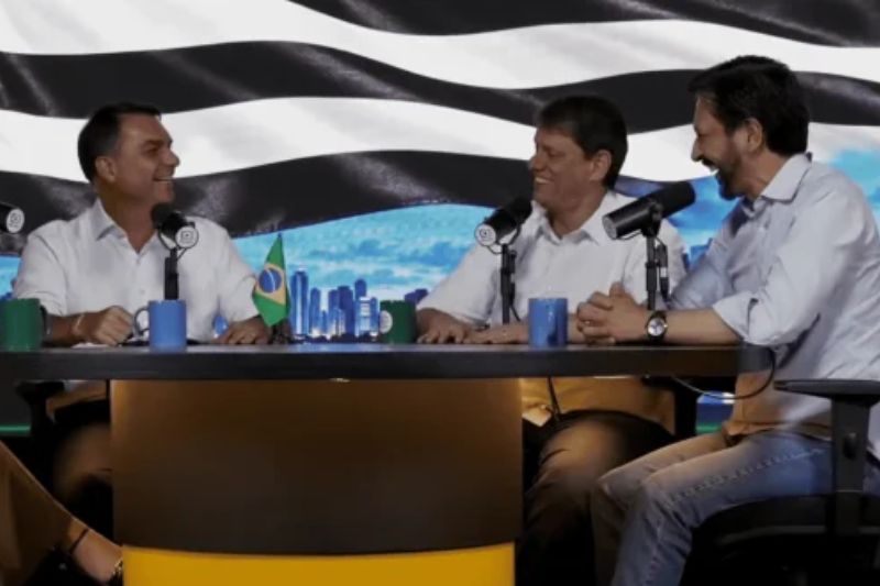 Flávio Bolsonaro faz piada com Ricardo Nunes durante live e causa desconforto