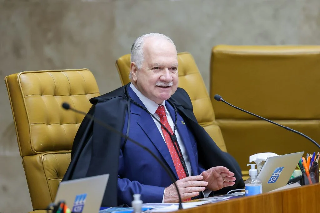 Fachin avalia futuro de pedido contra Moraes e consulta ministros do STF nos bastidores
