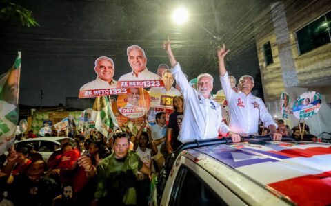 Imagem do post Durante caminhada, Wagner destaca legado de investimentos das gestões petistas em saúde, educação, mobilidade e habitação em Feira de Santana