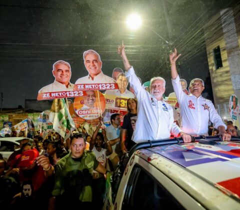 Imagem do post Durante caminhada, Wagner destaca legado de investimentos das gestões petistas em saúde, educação, mobilidade e habitação em Feira de Santana
