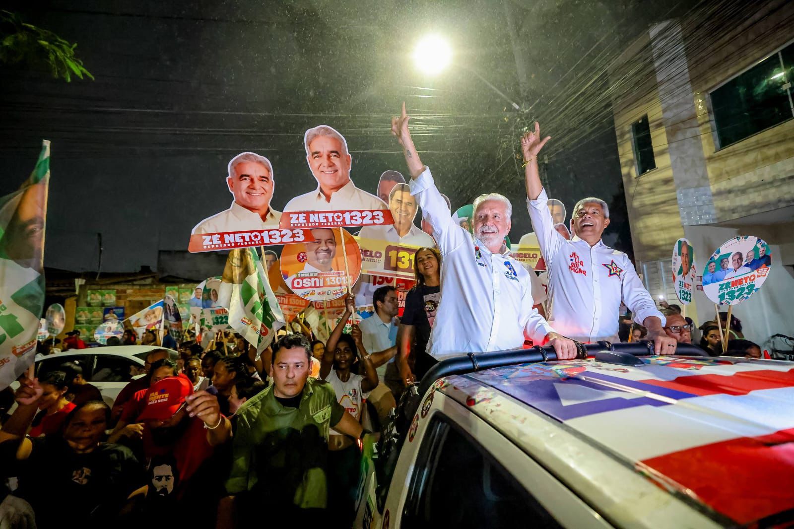 Durante caminhada, Wagner destaca legado de investimentos das gestões petistas em saúde, educação, mobilidade e habitação em Feira de Santana