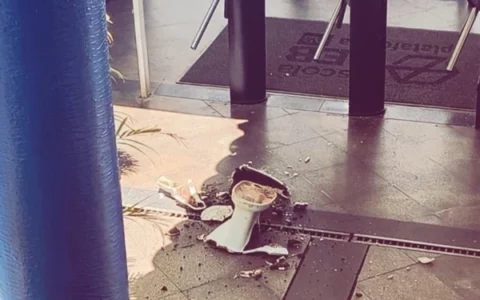 Imagem do post Ex-aluno invade colégio e tenta atingir professor com vaso sanitário