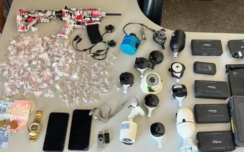Imagem do post BBB do tráfico: PM retira 15 câmeras clandestinas usadas por criminosos para monitorar policiais