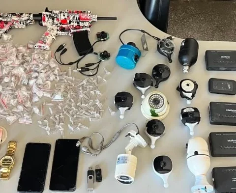 Imagem do post BBB do tráfico: PM retira 15 câmeras clandestinas usadas por criminosos para monitorar policiais
