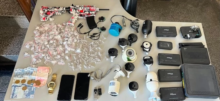 BBB do tráfico: PM retira 15 câmeras clandestinas usadas por criminosos para monitorar policiais