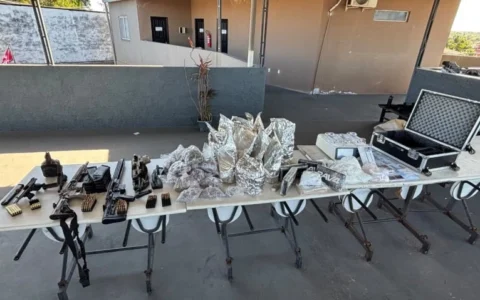 Imagem do post ARSENAL NA MATA: PM apreende dois fuzis, pistolas e mais de 5 mil porções de drogas em Itinga