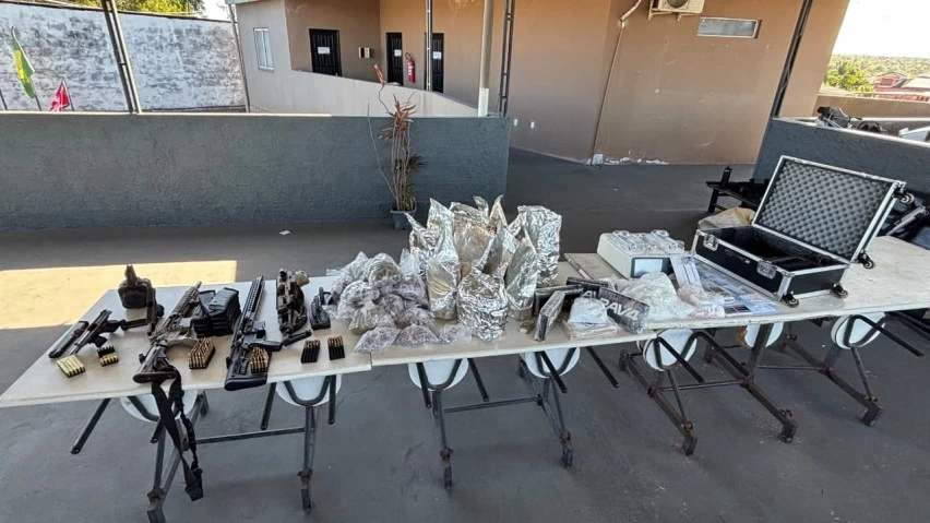 ARSENAL NA MATA: PM apreende dois fuzis, pistolas e mais de 5 mil porções de drogas em Itinga