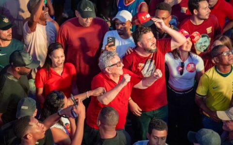 Imagem do post Aniversário de Camaçari: Caetano acompanha show de Bell Marques