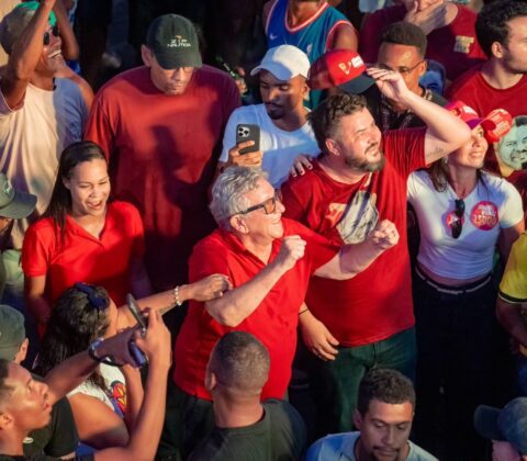 Imagem do post Aniversário de Camaçari: Caetano acompanha show de Bell Marques