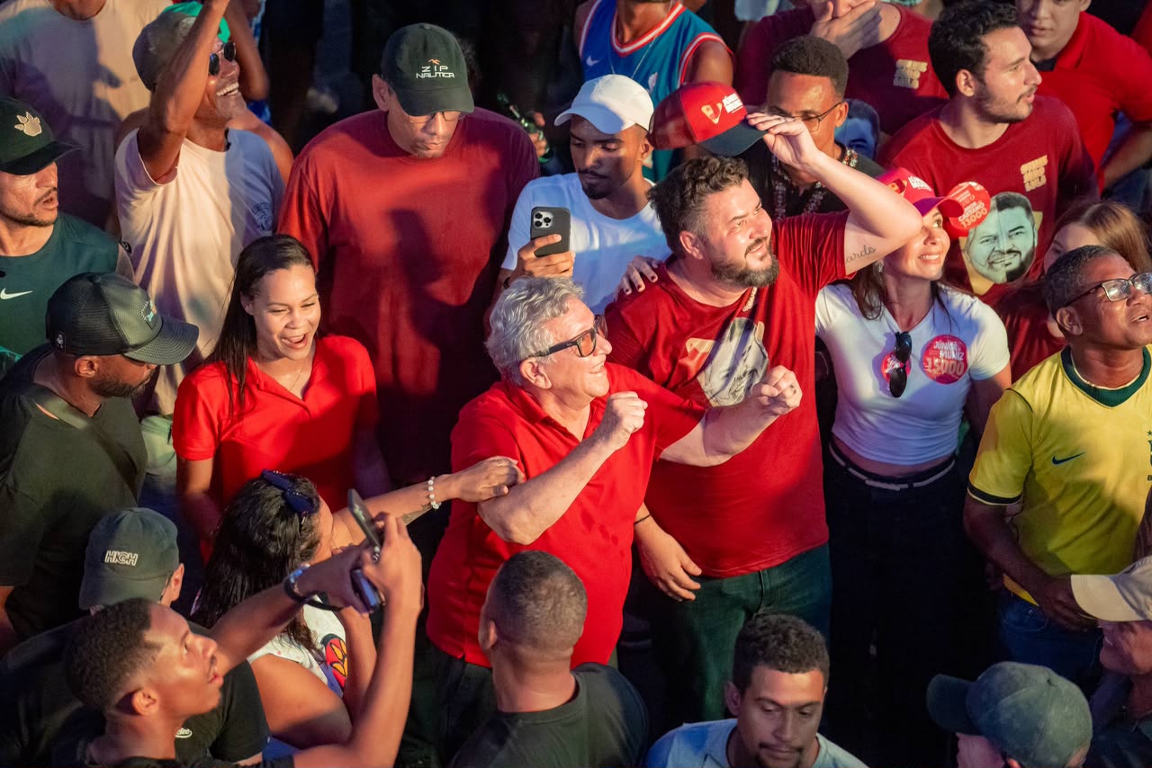 Aniversário de Camaçari: Caetano acompanha show de Bell Marques