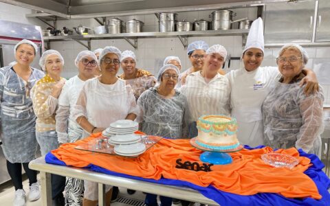 Imagem do post Aposentadas de Camaçari participam de cursos de beleza e confeitaria no Senac; veja como foi