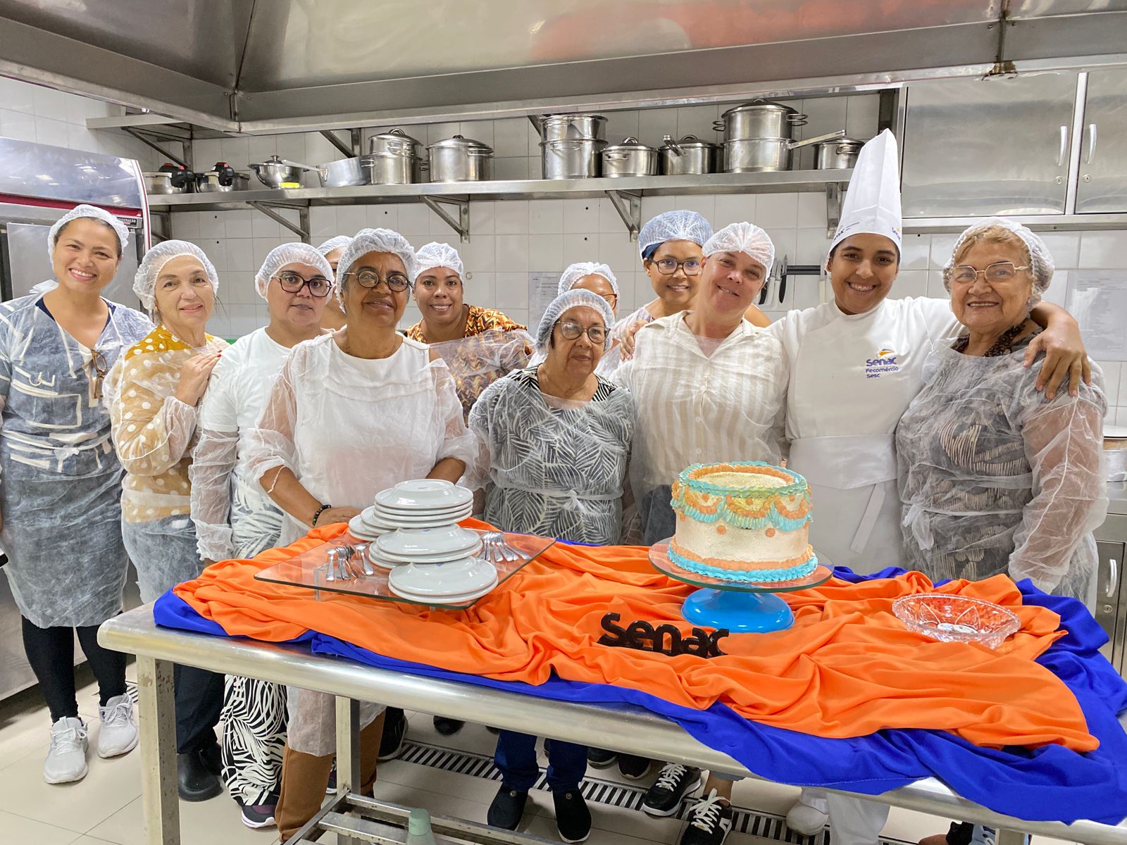 Aposentadas participam de cursos de beleza e confeitaria promovidos pelo Senac