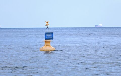 Imagem do post Prefeitura instala boias para delimitar área de banho no Porto da Barra