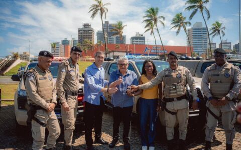 Imagem do post “Mais esse presente para o município”: Caetano comemora seis novas viaturas para Camaçari