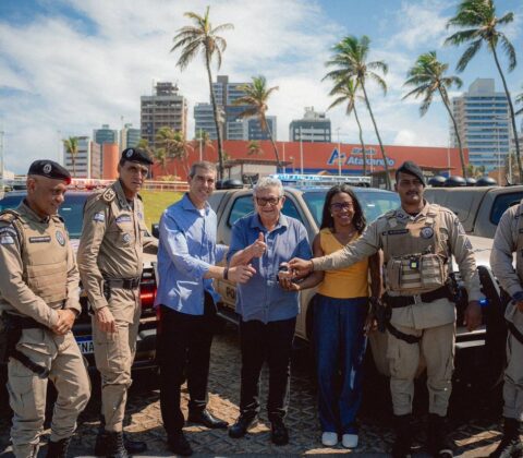 Imagem do post “Mais esse presente para o município”: Caetano comemora seis novas viaturas para Camaçari