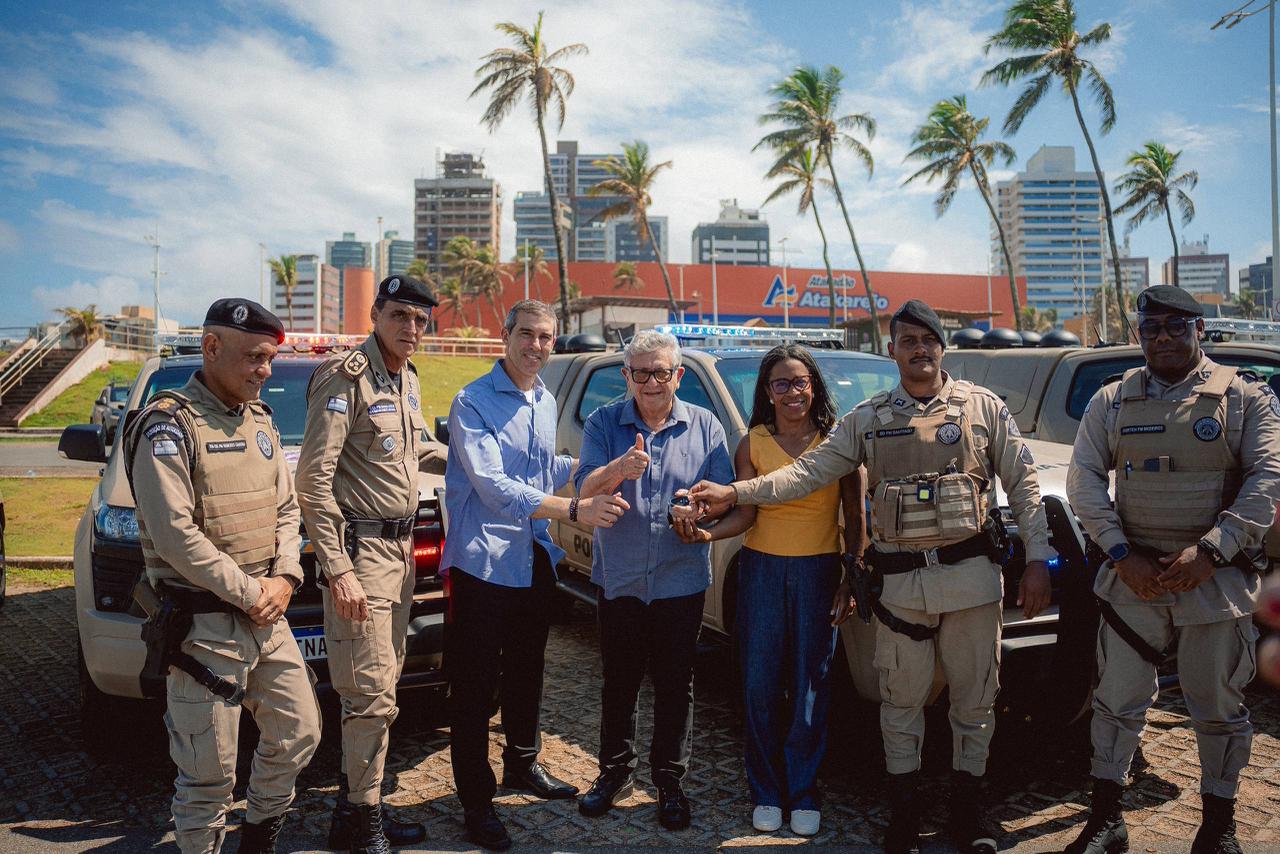 “Mais esse presente para o município”: Caetano comemora seis novas viaturas para Camaçari