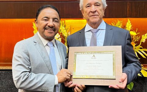 Imagem do post Roberto Carlos homenageia profissional da saúde com Título de Cidadão Baiano