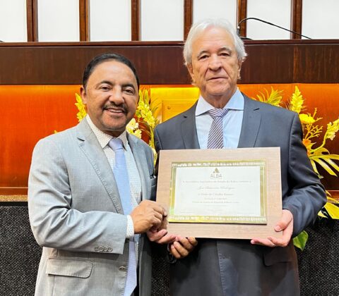 Imagem do post Roberto Carlos homenageia profissional da saúde com Título de Cidadão Baiano