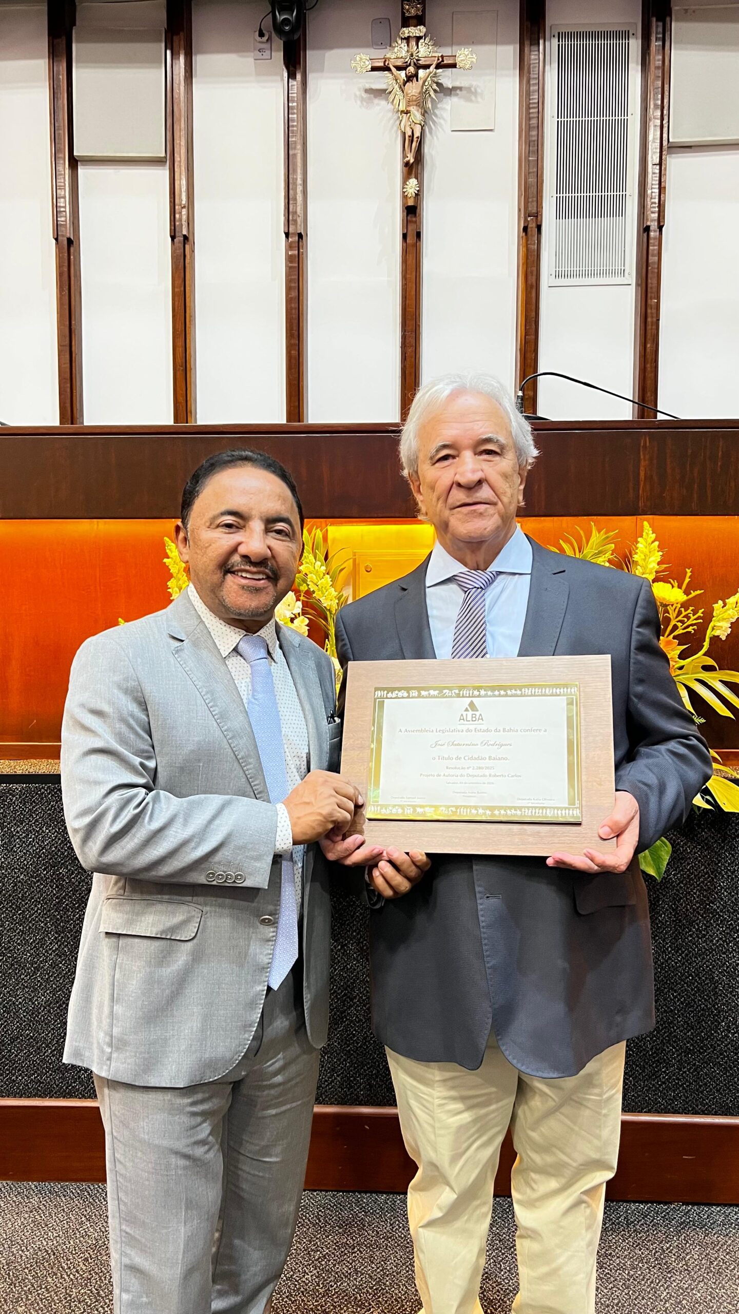 Roberto Carlos homenageia profissional da saúde com Título de Cidadão Baiano
