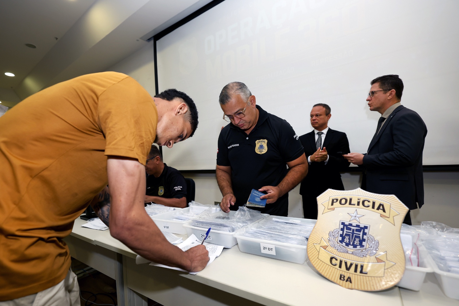 Polícia Civil inicia devolução de celulares recuperados na Operação Mobile 360°
