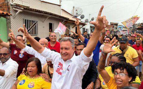 Imagem do post Rui Costa desce de carro e percorre 3 km a pé em Uruçuca