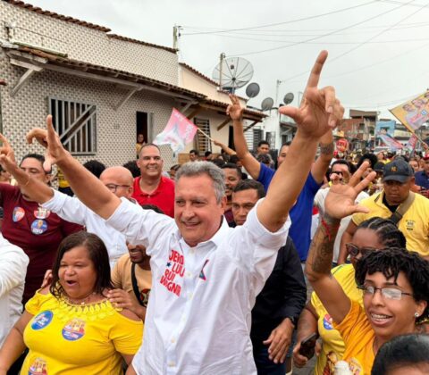 Imagem do post Rui Costa desce de carro e percorre 3 km a pé em Uruçuca