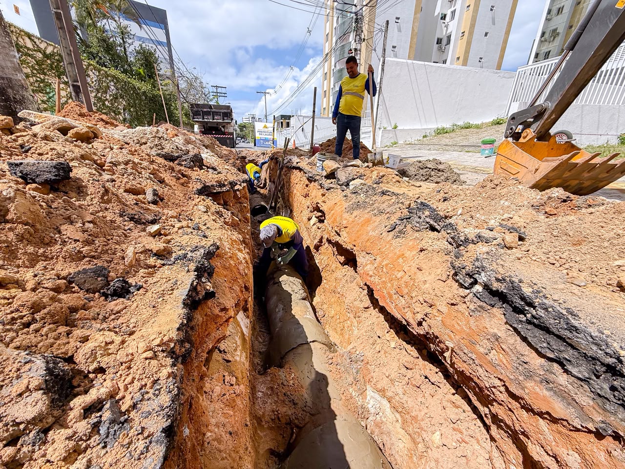 Lauro de Freitas reforça manutenção de drenagem em Pitangueiras
