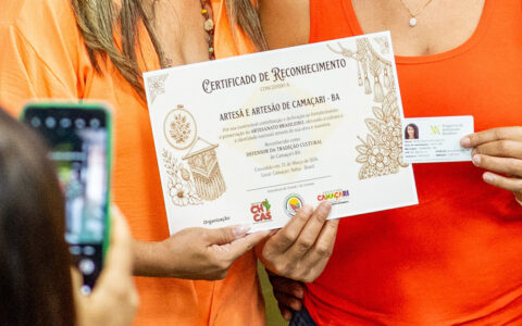 Imagem do post Artesãos de Camaçari recebem Carteira Nacional do Artesão e certificado de reconhecimento